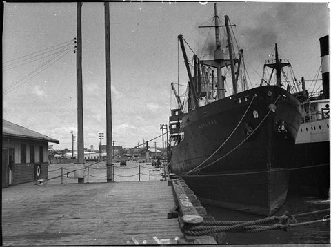 Empty wharves because of wharfies strike, 1956
