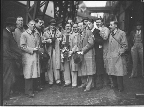 English soccer team arrive by Maunganui, 1937