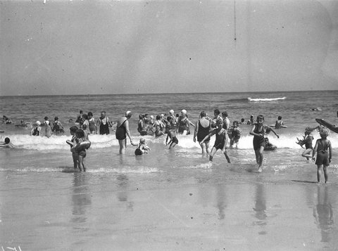Family surfers, 1930s