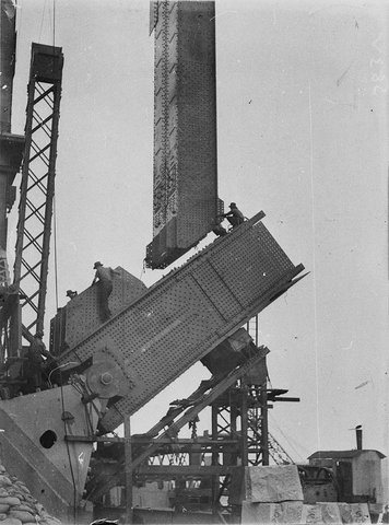 Fitting first vertical beam to first lower chord beam on southside bearer, 1928