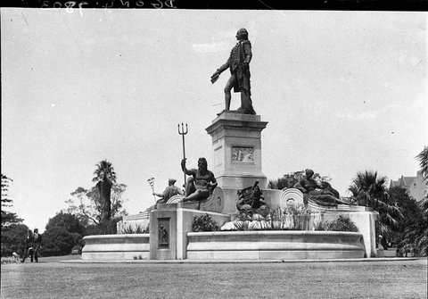 Fountain with statue of Governor Captain Arthur Phillip at entrance to Botanic Gardens, 1920s