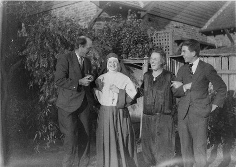 Freda with her family Mr and Mrs Fred Heesh and 10 children Fred Jr Freda Marjorie William Karl Meena Albert and triplets Peter Paul and Patricia Fred Heesh was Sam Hoods brotherinlaw, 1920s