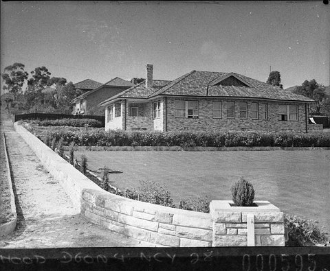 Front lawn of house built by Mr Park builder of Roseville, 1937