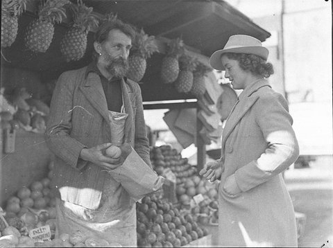 Fruit barrow, 1940