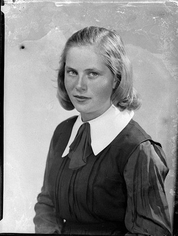 Girl student taken for Catholic Weekly, 1947