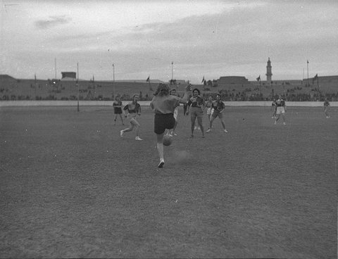 Girls sic football Sydney Sportsground for Mr Geo Nathan, 1943