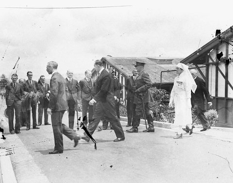 Gloucester meets invalid returned servicemen man behind the decorated matron is former Prime Minister William Morris Hughes, 1934
