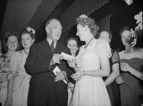 Grace Bros presentation of prizes and cheques, 1944