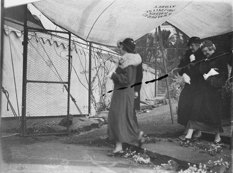 Guests arrive in rain for WhitneyFriend wedding reception Wirian sheltered by a marquee on the tennis court made by Sam Walder Son later knighted, 1934