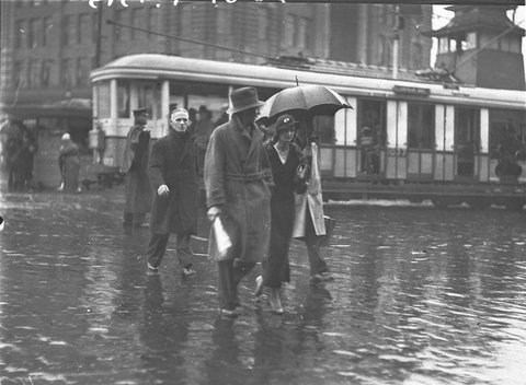 Heavy rain scenes in the City, 1935