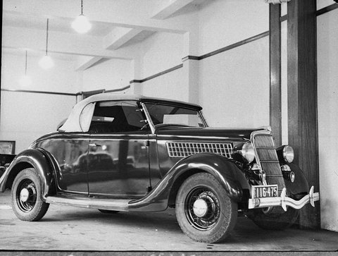 Henderson Motors one Ford taken for Telegraph classified ads, 1937