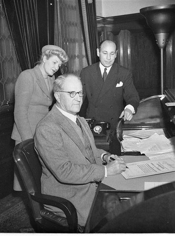 Honorary life governorship of the AIF Wives and Childrens Welfare Association conferred on Bob Hope Furlough House job, 1944