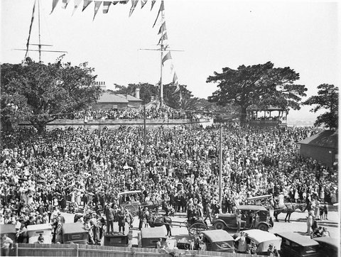 Huge crowd waiting for the opening, 1932