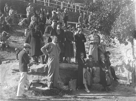 Huge crowds watch with apprehension as Smithy prepares for takeoff, 1934