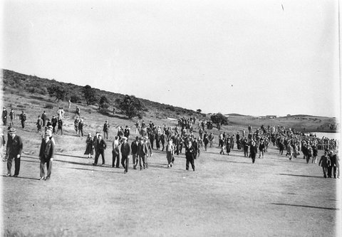 Huge galleries follow the champion golfers at Kensington, 1934
