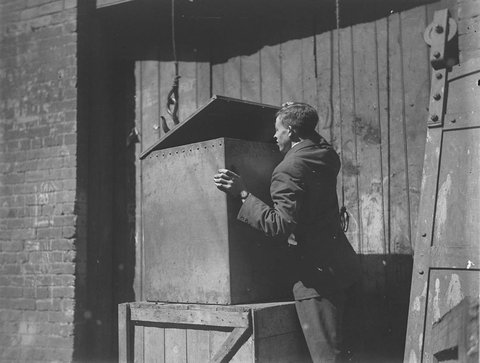 Inspecting the airtight box for Murray the Escapologist show at the Tivoli, 1928