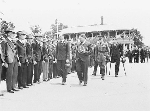Inspecting war veterans at Bathurst, 1934
