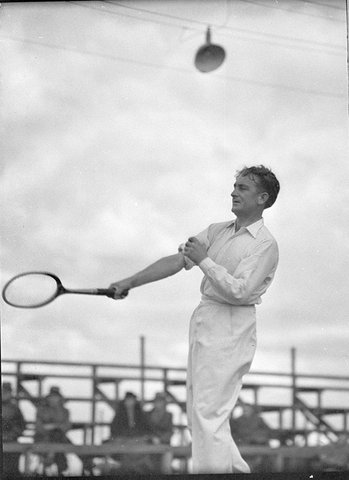 Jack Crawford rolling his sleeves down because of the cold, 1938