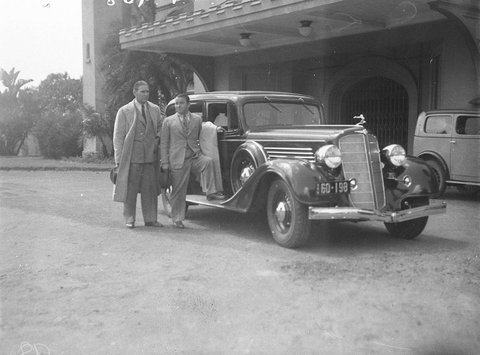Joe Kirkwood and friend and 1932 Buick outside the Conservatorium, 1930s