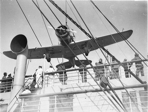 KingsfordSmiths Lockheed Altair Anzac changed that day to Lady Southern Cross being offloaded from the Mariposa at Woolloomooloo Bay, 1933–34