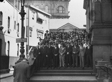 Large group of interstate bowlers on Town Hall steps, 1934