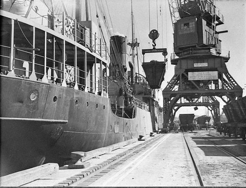 Loading coal Balmain Mine, 1952