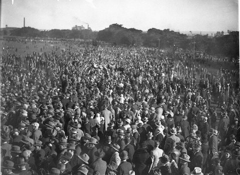 Mass rally in the Domain against rail tram and public service wage cut, 1934