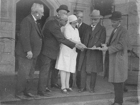 Matron and VIPs handing over of documents, 1928–31