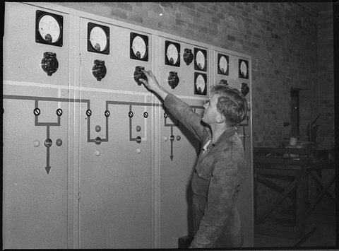 Messrs F Pearce and R Adams working on isolators at Nesca Substation Mayfield West, 1953