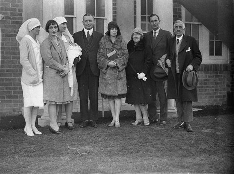 Mother three nurses and unidentified VIPs, 1928–30
