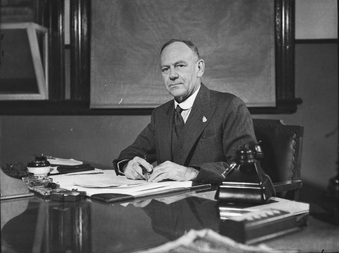 Mr Docker at Town Hall taken for Australian Comforts Fund, 1946