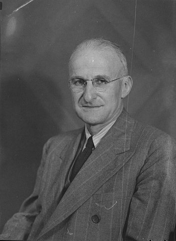 Mr Wallace Kadderly taken for Smiths Weekly, 1947
