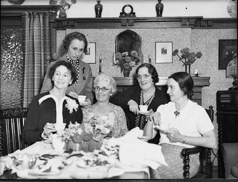 Mrs Beans home Pymble taken for Mingay Publishing Co, 1938