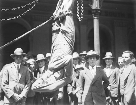 Murray the esapologist breaking loose from his bonds, 1928