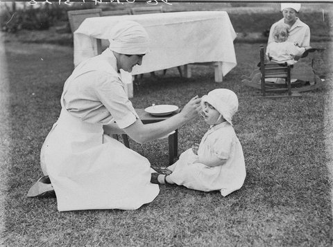 Nursing staff and children, 1928–31