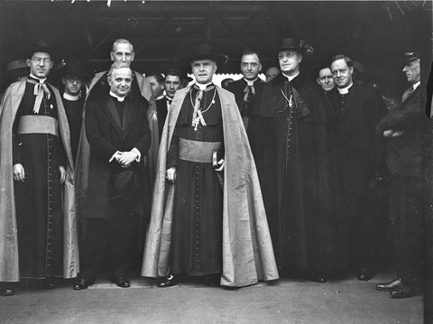 Papal Nuncio and Apostolic Legate arrive Central Station, 1934