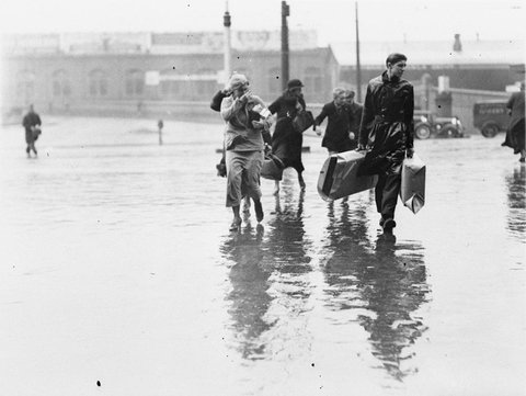 Pedestrians in summer rain Railway Square, 1935