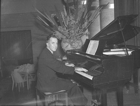 Pianist in auditorium, 1939