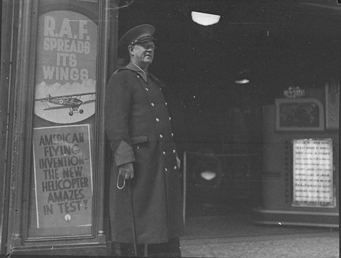 Picture news Clyde Cook commissionaire, 1940