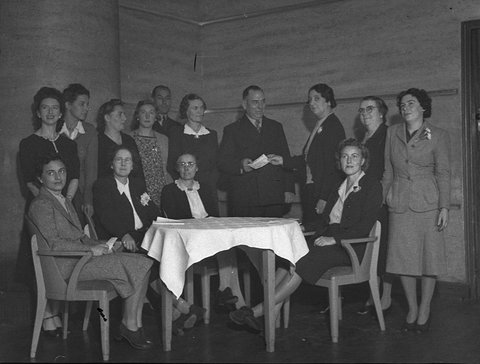Presentation of cheques Grace Bros, 1943