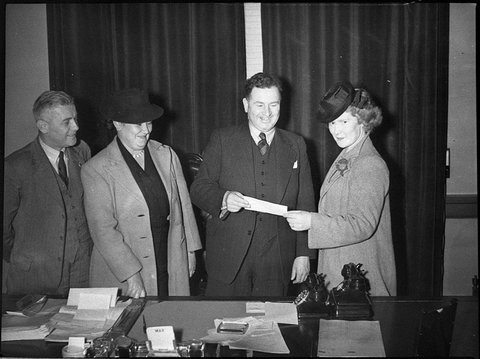 Presentation of Wollongong cheque to Australian Comforts Fund, 1944