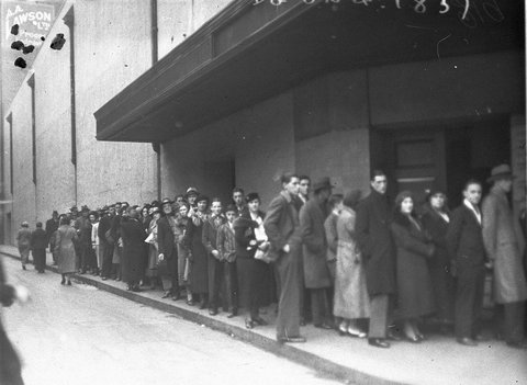 Queues extending up George Street and around into Wilmott Street, 1935