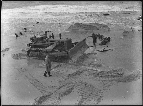 Removing Nobbys wreck, 1950