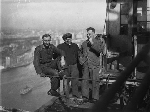 Riggers enjoy smoko high up above harbour beside creepercrane cabin, 1925–57