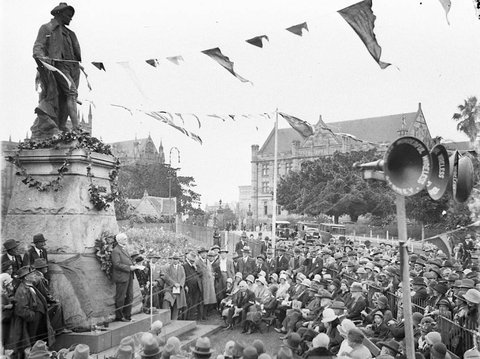 Robbie Burns anniversary service at his statue in the Domain, 1927–30