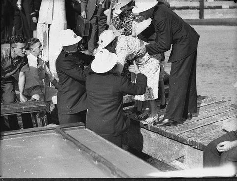 Sesquicentenary reenactment of the landing of Captain Cook Phillip at Kurnell, 1938
