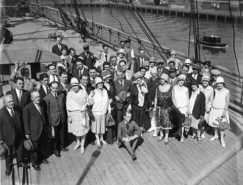 Sir Benjamin Fuller with the Gonsalez Opera Company arriving by ship for the Fullers Circuit, 1928