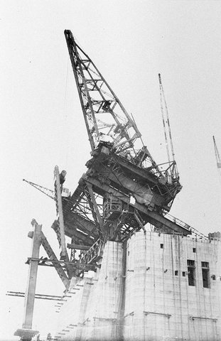 Southern creepercrane moves forward on first ramps before superstructure begins, 1930–32