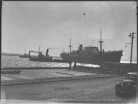SS Hollypark aground, 1950