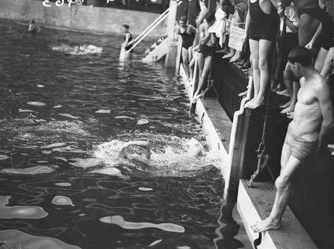 Swimming carnival with visiting Japanese swimmers at the Domain Baths, 1935